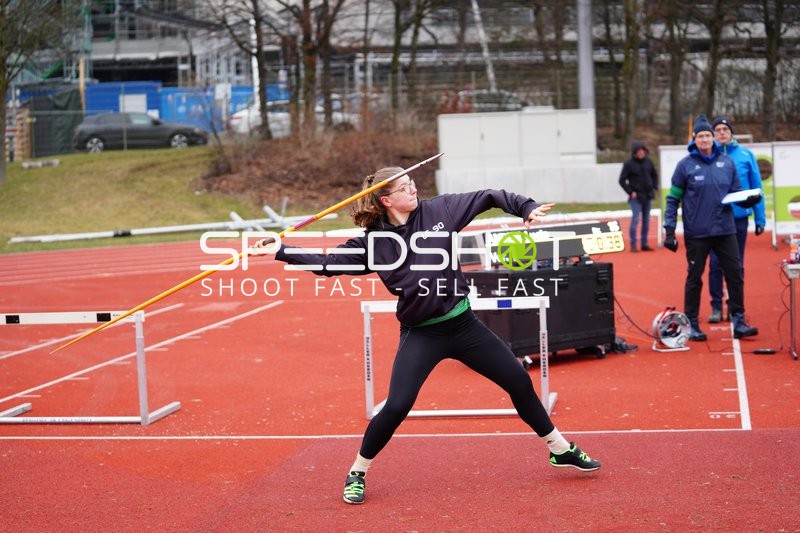 Athletin beim Speerwurf