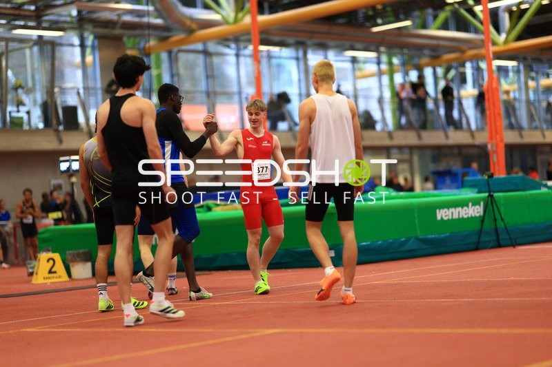 Athleten begrüßen sich in Aktion