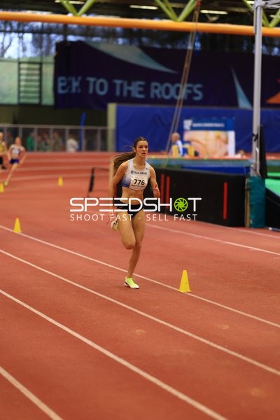 Athletin mit Startnummer 776 in Aktion