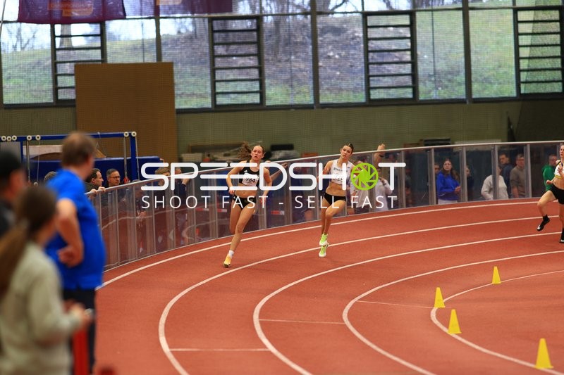 Athletinnen laufen in Halle