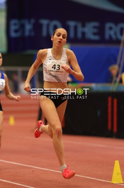 Athletin mit Nummer 43 in Aktion