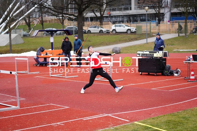 Athletin mit Nummer 830 wirft Speer