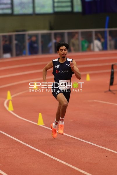 Athlet läuft auf Bahn