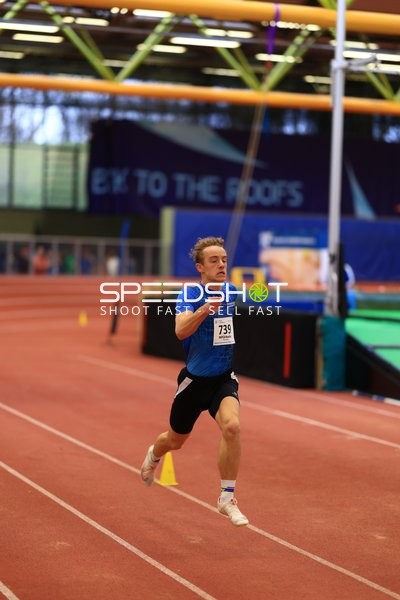 Athlet läuft in der Halle