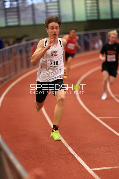 Athlet läuft auf Bahn