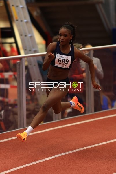 Athletin mit Startnummer 689 sprintet