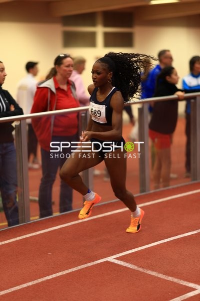 Athletin mit Startnummer 689 in Aktion