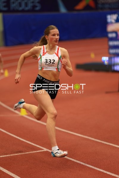 Athletin mit Startnummer 332 in Aktion