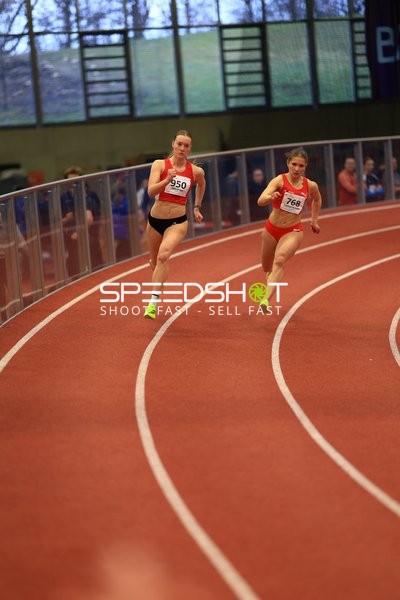 Zwei Athletinnen laufen in München