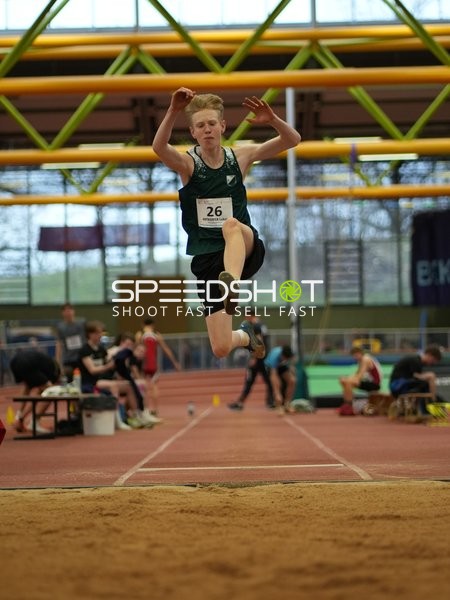 Athlet beim Weitsprung in München