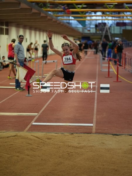 Athletin mit Startnummer 784 beim Weitsprung