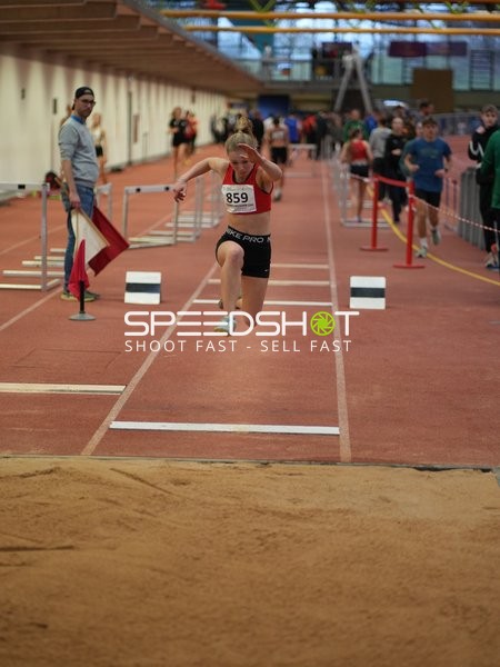 Athletin beim Weitsprung