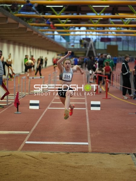 Athletin mit Startnummer 184 beim Weitsprung