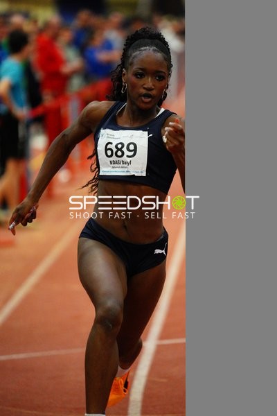 Athletin mit Startnummer 689 in Aktion