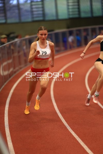 Athletin mit Startnummer 79 in Aktion