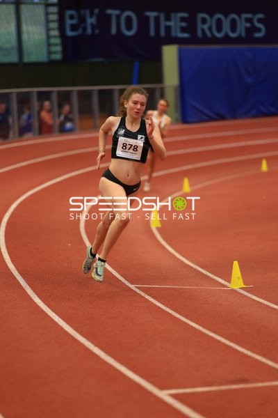 Athletin mit Startnummer 878 in Aktion