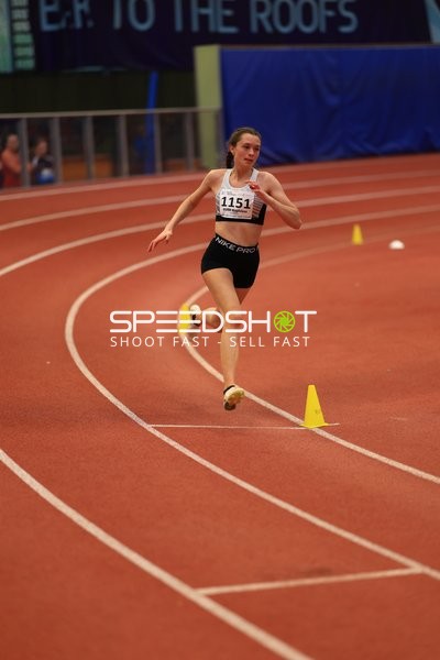 Athletin mit Startnummer 1151 in Aktion