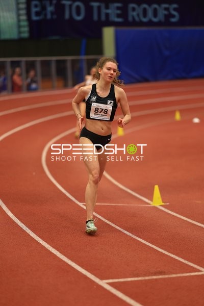 Athletin mit Startnummer 878 in Aktion