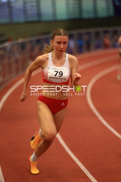 Athletin mit Startnummer 79 in Aktion