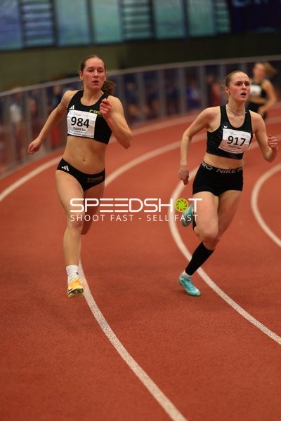 Athletinnen mit Startnummern 984 und 917 in Aktion