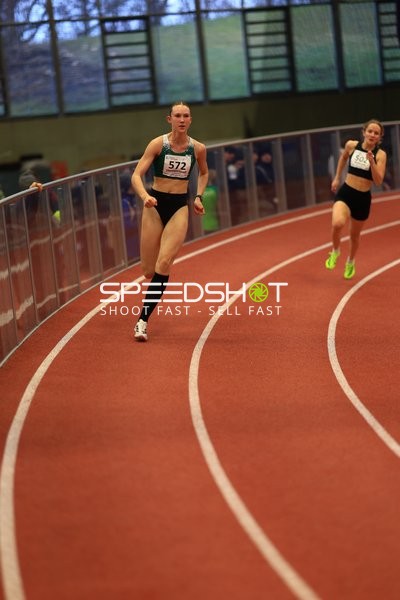 Athletinnen laufen Indoor