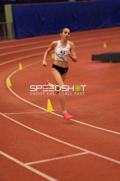 Athletin mit Startnummer 43 in Aktion