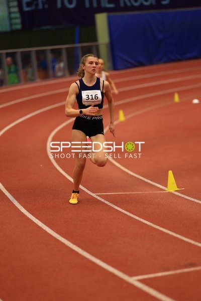 Athletin mit Startnummer 316 in Aktion