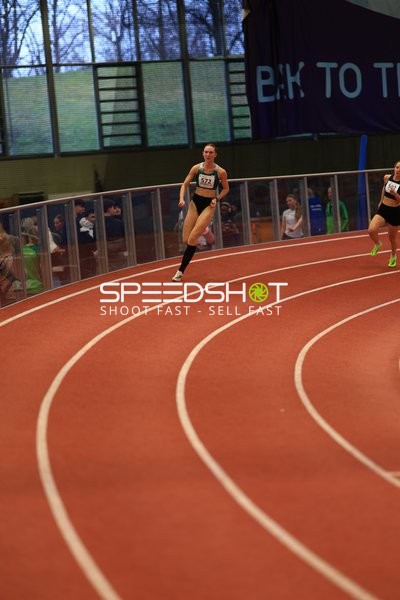 Athletin mit Startnummer 572 in Aktion