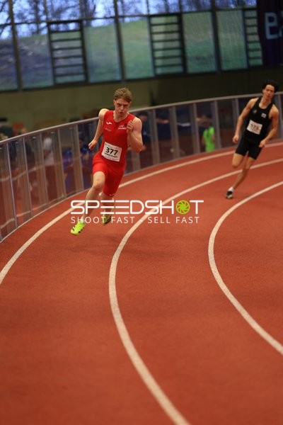 Athlet läuft auf Bahn