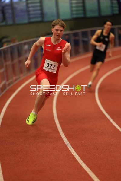 Läufer mit Startnummer 377 in Aktion