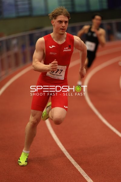 Athlet läuft in der Halle