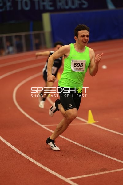 Athlet mit Startnummer 698 sprintet