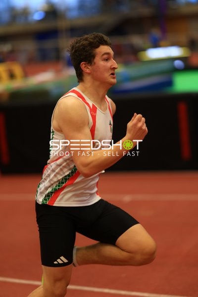 Athlet läuft in der Halle