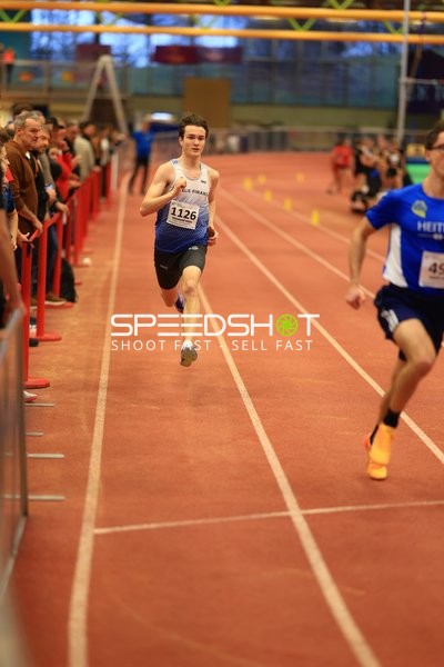 Läufer mit Startnummer 1126 sprintet