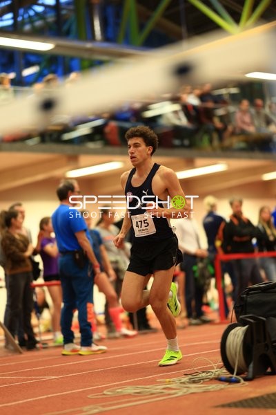 Athlet läuft in der Halle