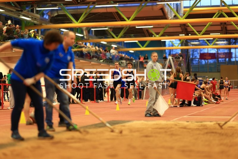 Läufer bei Weitsprung in Aktion