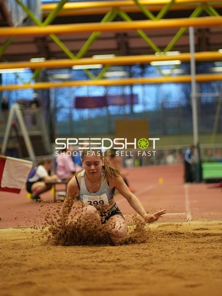 Athletin mit Startnummer 399 beim Weitsprung