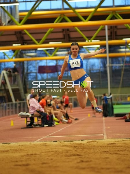 Athletin mit Startnummer 812 beim Weitsprung