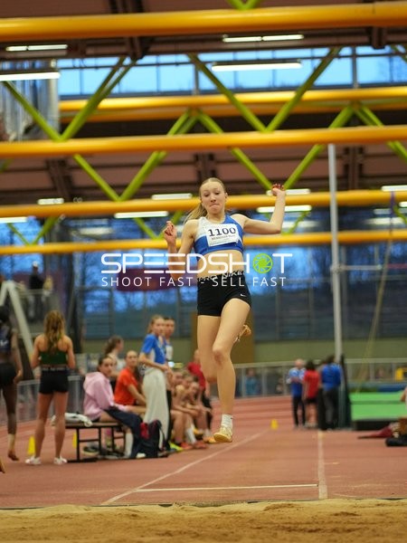 Athletin mit Startnummer 1100 beim Weitsprung