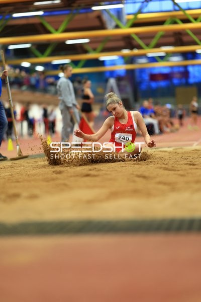 Athletin beim Weitsprung in Aktion