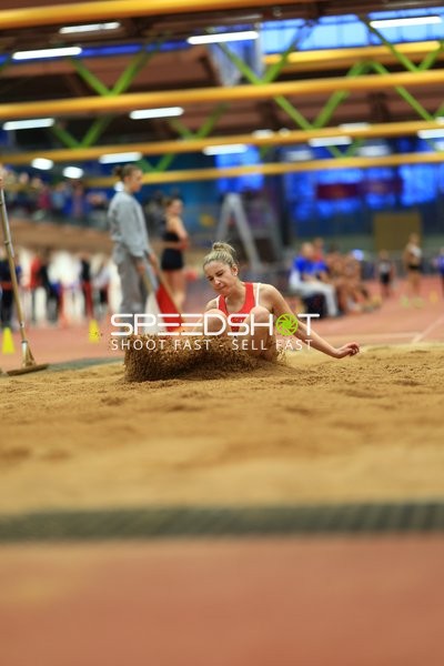 Athletin beim Weitsprung in Aktion