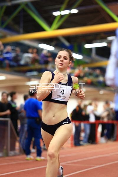 Athletin mit Startnummer 4 in Aktion