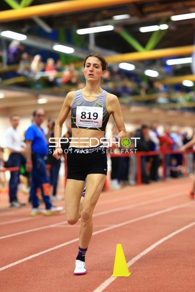 Athletin mit Startnummer 819 in Aktion