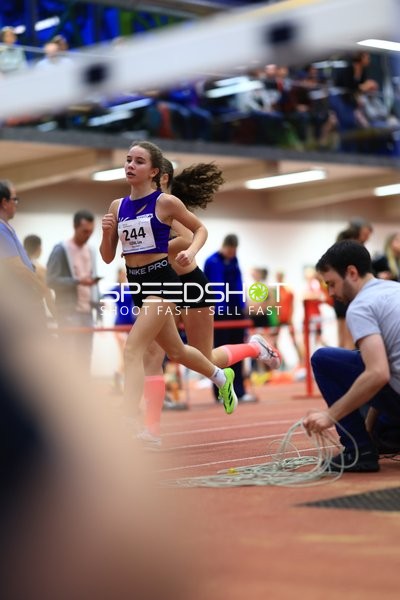 Athletin mit Startnummer 244 in Aktion