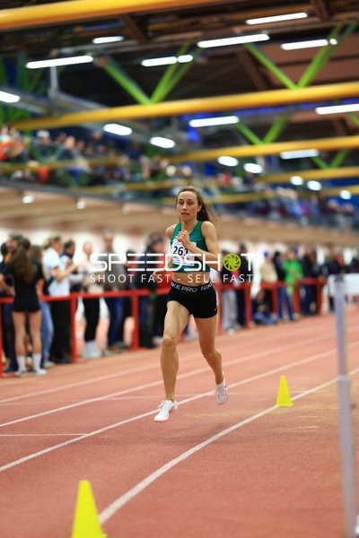 Athletin mit Startnummer 261 in Aktion