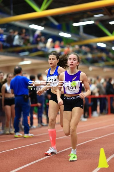 Athletinnen mit Startnummern 244 und 928 im Lauf