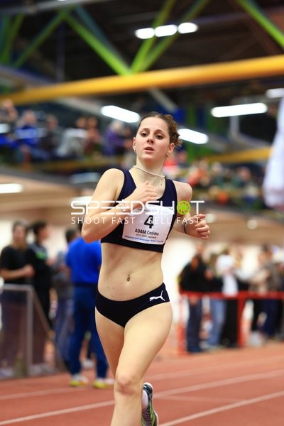 Athletin mit Startnummer 4 in Aktion