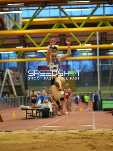 Athletin mit Nummer 106 beim Weitsprung