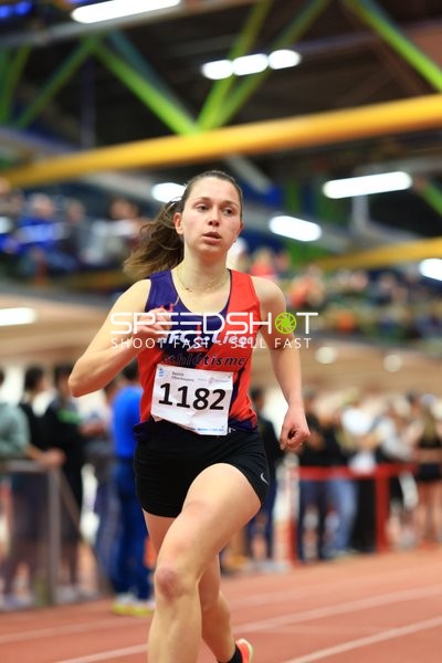 Athletin mit Startnummer 1182 in Aktion