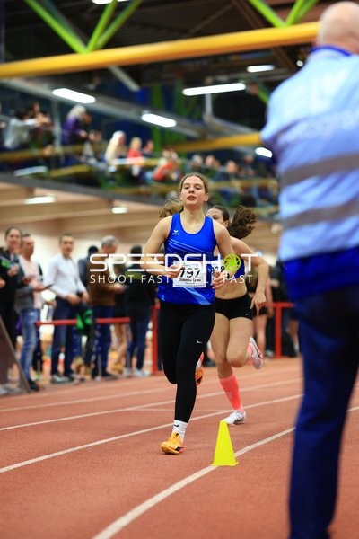 Leichtathletin mit Startnummer 797 in Aktion